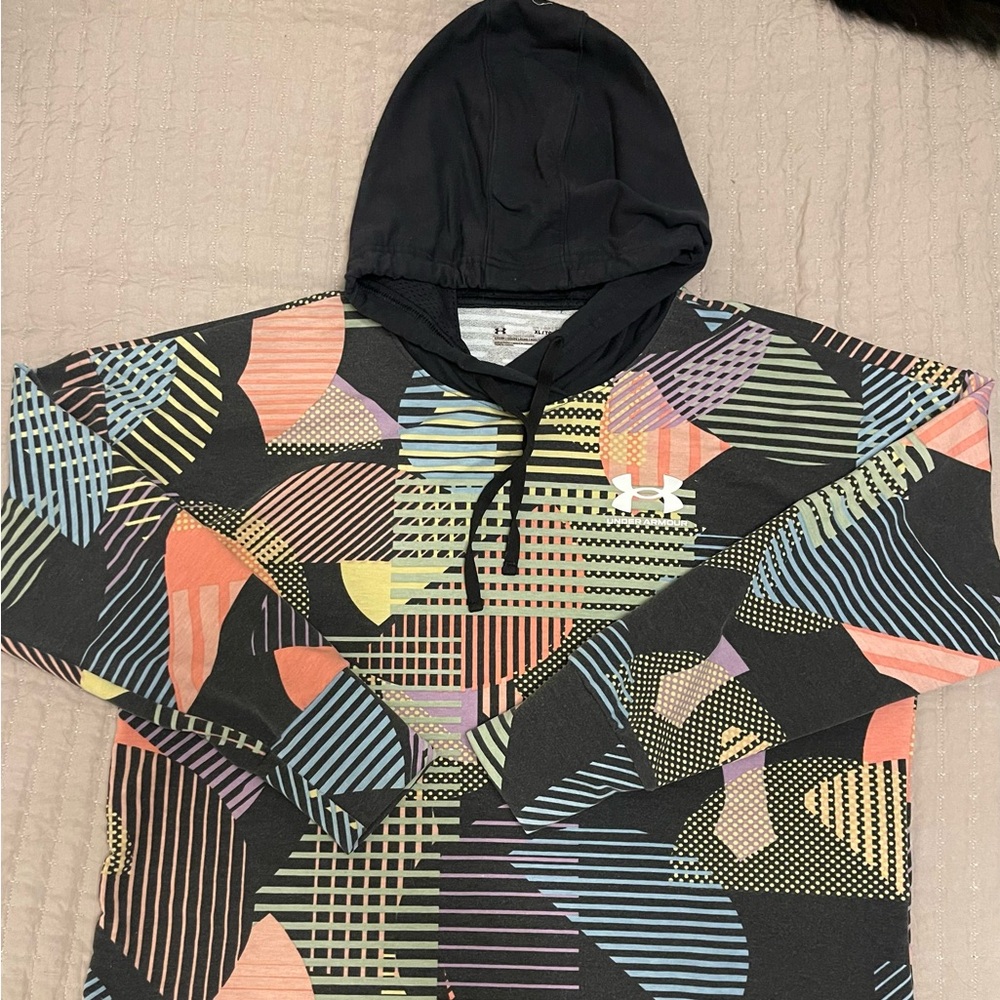 Cropped Under Armour lightweight hooded long sleeve geometric XL